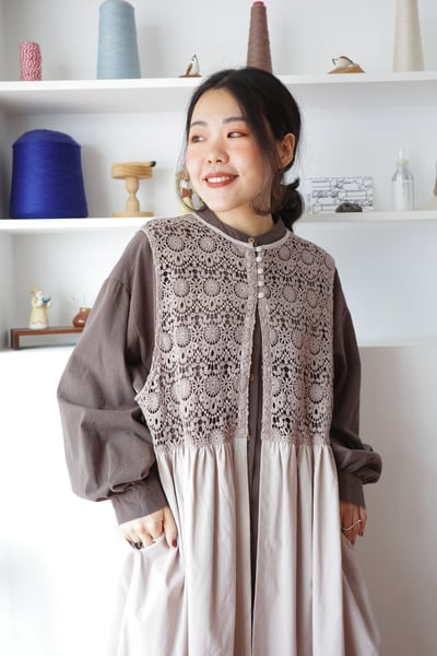 𓏭木耳抽鬚花邊拼接純色襯衫18