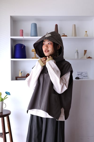 𓏭小布標開衩下擺鬆身連帽背心8