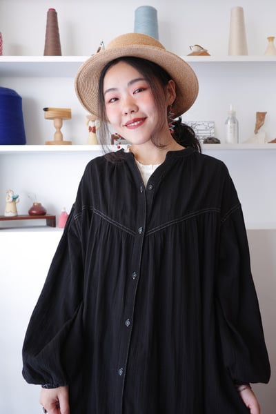 𓏭精緻緹花布料車線魚尾開襟洋裝5