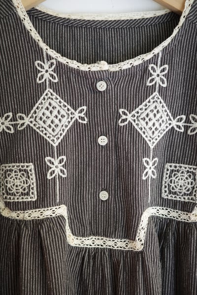 𓏭圖騰刺繡鏤空織帶直紋上衣11