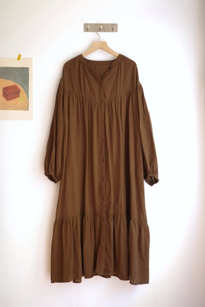 𓏭精緻緹花布料車線魚尾開襟洋裝19