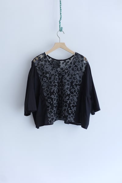 𓏭纏繞花朵刺繡Ｖ領開襟罩衫21