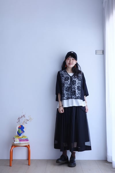 𓏭纏繞花朵刺繡Ｖ領開襟罩衫10
