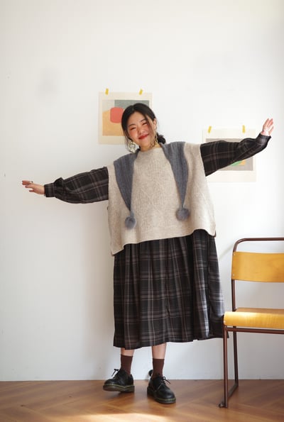 𓏭腰際抓摺格紋開襟洋裝15