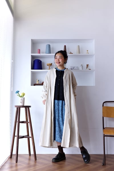 𓏭V字領壓摺開襟純色洋裝19