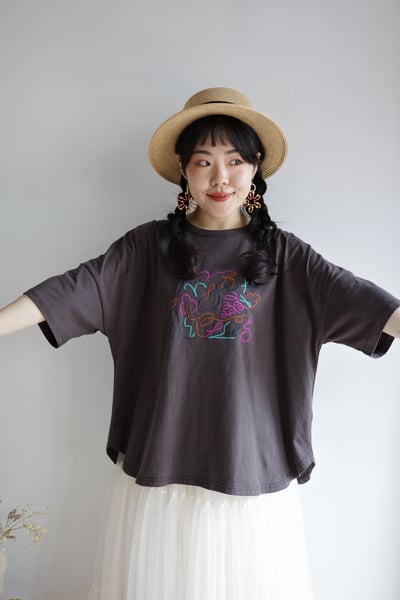𓏭慵懶線條水果刺繡TEE9
