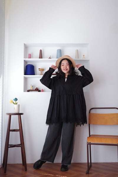 𓏭精緻花邊蕾絲拼接Ｖ領繫帶上衣11