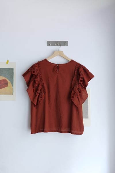 層次菱格鏤空荷葉袖上衣11