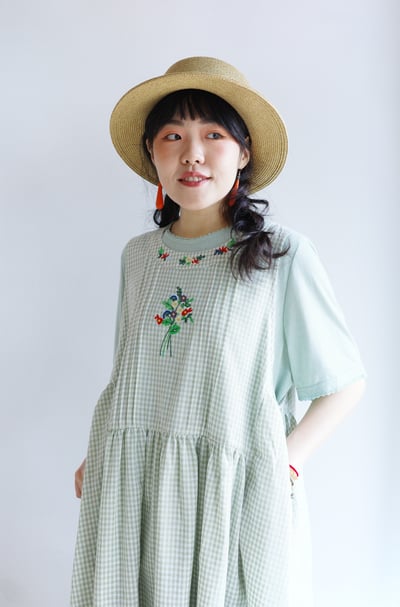 𓏭花束刺繡抓摺剪裁格紋背心洋裝14