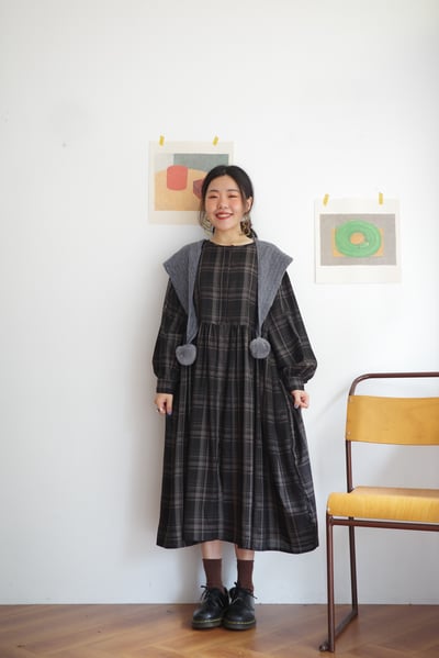 𓏭腰際抓摺格紋開襟洋裝4