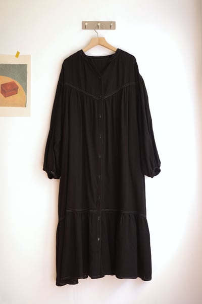 𓏭精緻緹花布料車線魚尾開襟洋裝18