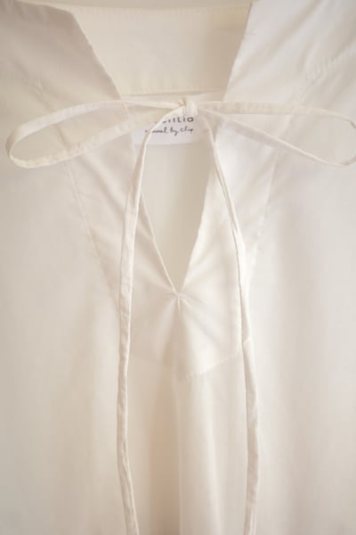 𓏭精緻花邊蕾絲拼接Ｖ領繫帶上衣21