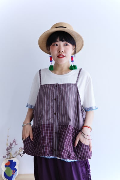 𓏭格紋花邊拼接小花片上衣7