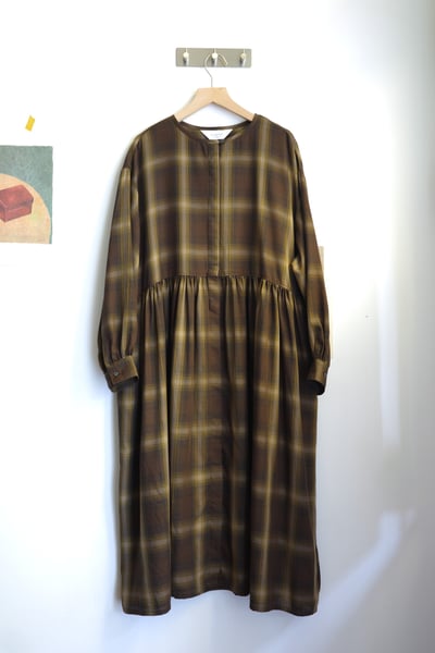 𓏭腰際抓摺格紋開襟洋裝22