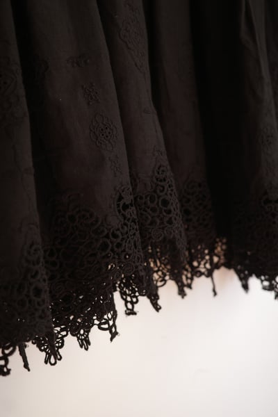 𓏭精緻花邊蕾絲拼接Ｖ領繫帶上衣19