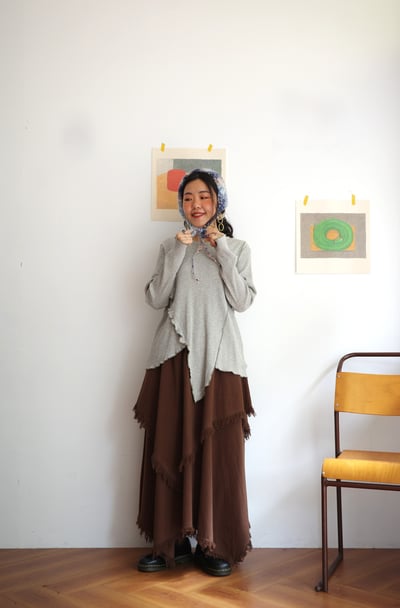 𓏭木耳邊點綴不規則下擺螺紋上衣11