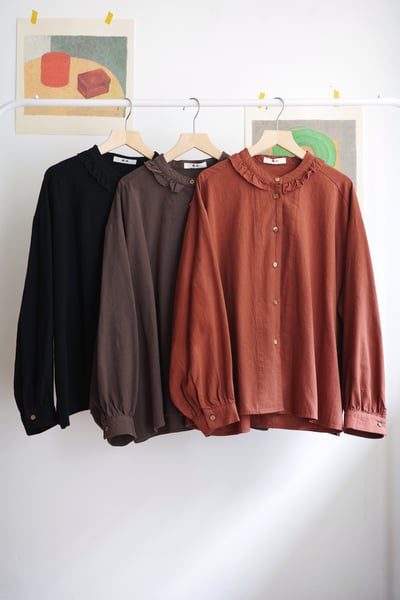 𓏭木耳抽鬚花邊拼接純色襯衫1