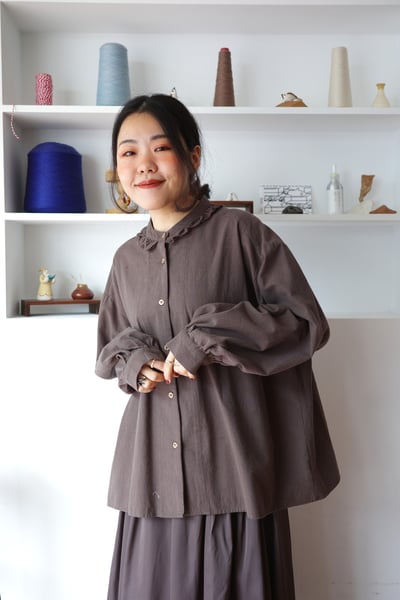 𓏭木耳抽鬚花邊拼接純色襯衫7