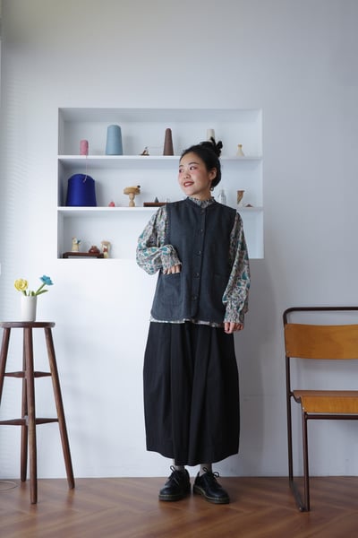 𓏭棒球領混織點圓弧下擺背心11