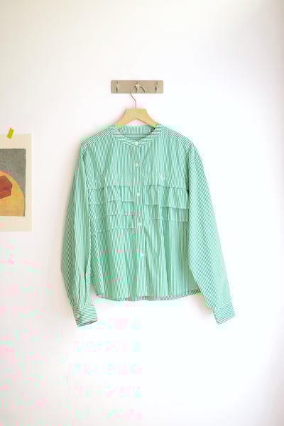 𓏭層次荷葉拼接無領襯衫16