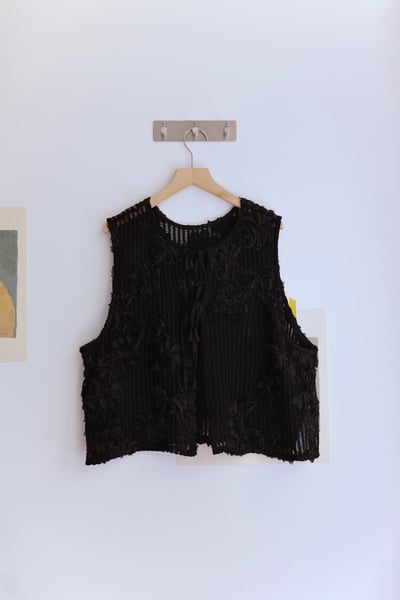 𓏭纏繞花朵洞洞繫帶背心19