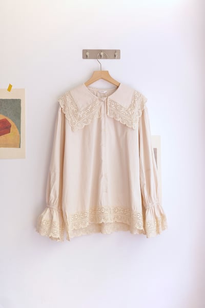 𓏭份量感領片蕾絲拼接襯衫21