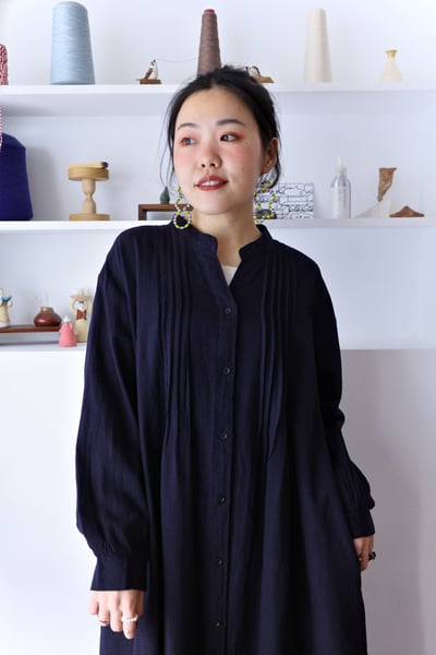 𓏭V字領壓摺開襟純色洋裝16