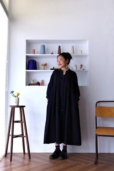 𓏭V字領壓摺開襟純色洋裝18