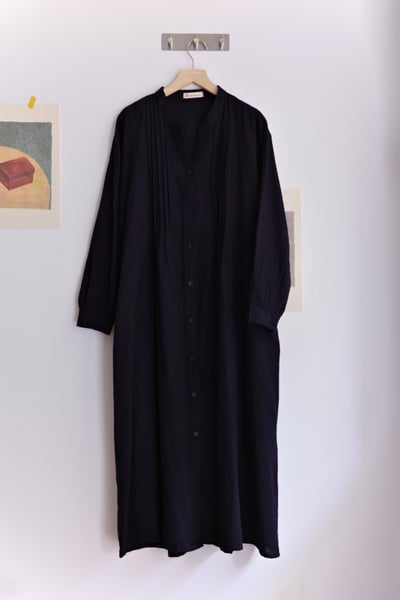 𓏭V字領壓摺開襟純色洋裝23