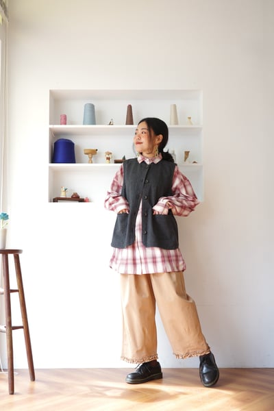 𓏭棒球領混織點圓弧下擺背心4