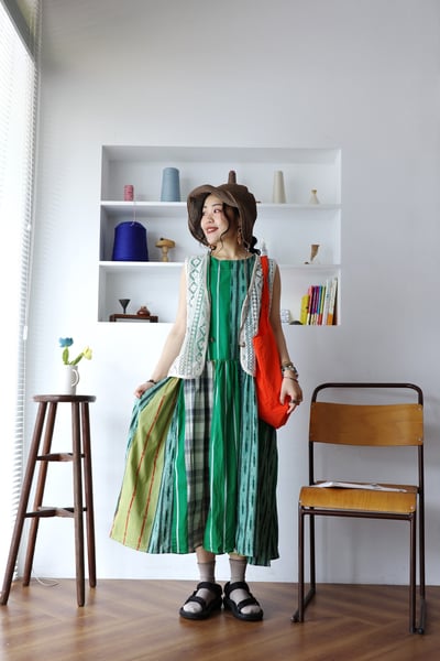 菱格圖紋透紗刺繡Ｖ領背心3