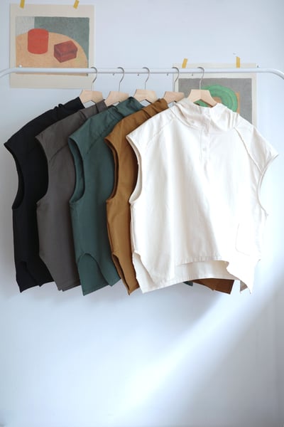 𓏭小布標開衩下擺鬆身連帽背心1