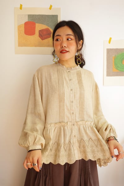 𓏭蕾絲花邊刺繡壓摺上衣15