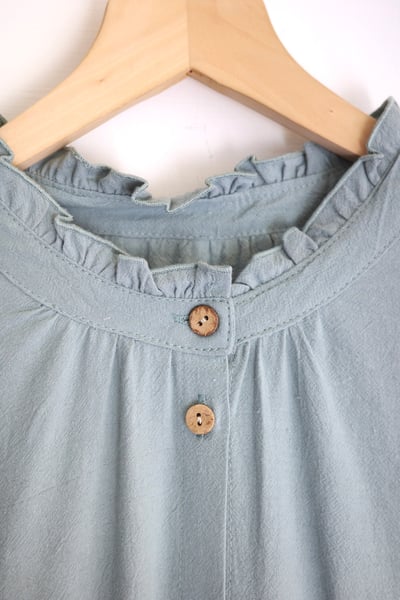 𓏭木耳立領空氣袖純色洋裝22