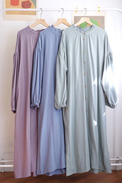 𓏭木耳立領空氣袖純色洋裝1