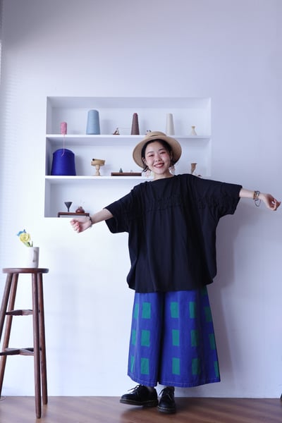 木耳邊點綴前後兩穿純色上衣5