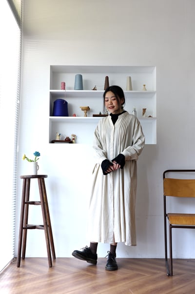 𓏭V字領壓摺開襟純色洋裝14