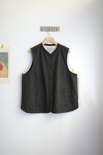 𓏭棒球領混織點圓弧下擺背心17