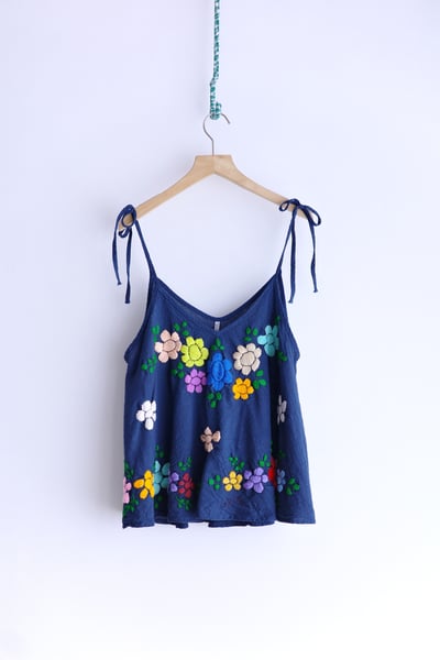 𓏭繽紛花朵刺繡繫帶背心1