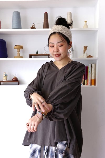 𓏭輕飄飄Ｖ領繫帶抓摺澎袖上衣10