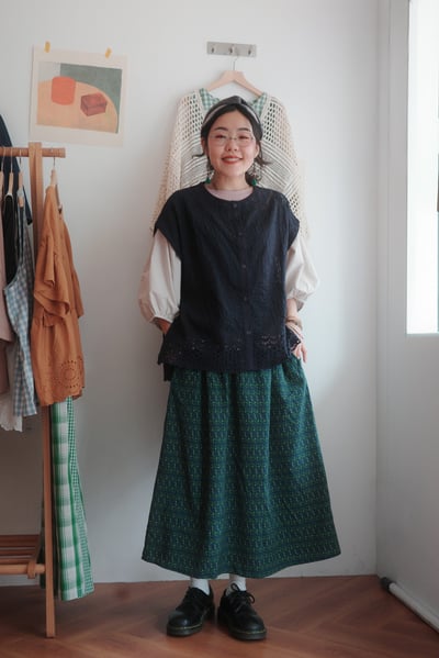 精緻鏤空花朵刺繡繫帶開扣背心7