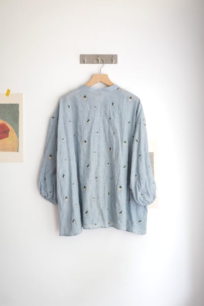 𓏭小花柄刺繡直紋泡泡格襯衫25