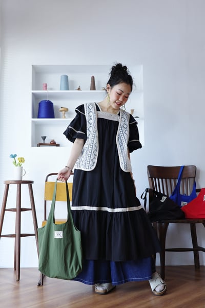 菱格圖紋透紗刺繡Ｖ領背心8