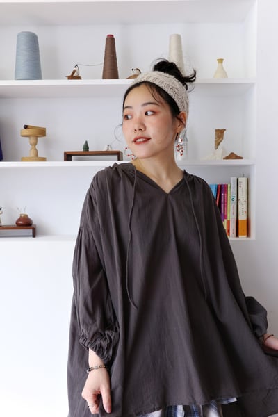 𓏭輕飄飄Ｖ領繫帶抓摺澎袖上衣14