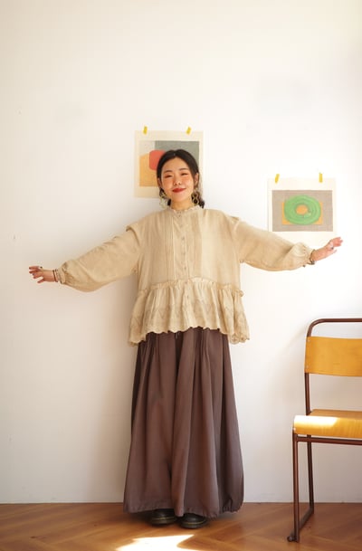 𓏭蕾絲花邊刺繡壓摺上衣11