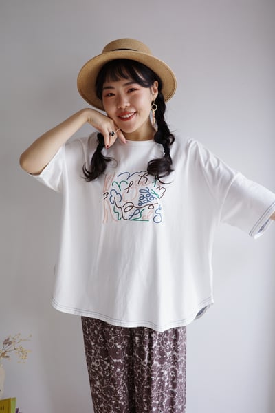 𓏭慵懶線條水果刺繡TEE4