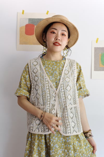 菱格圖紋透紗刺繡Ｖ領背心15