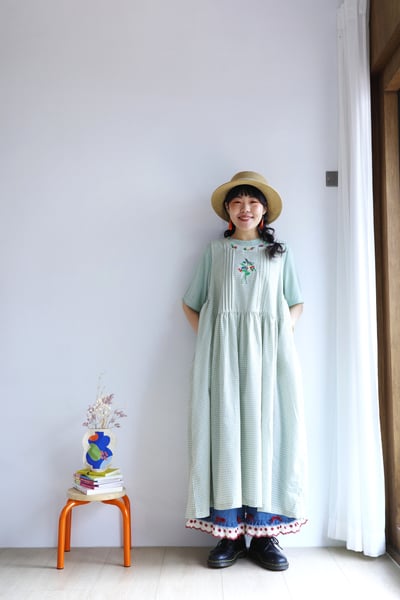 𓏭花束刺繡抓摺剪裁格紋背心洋裝8