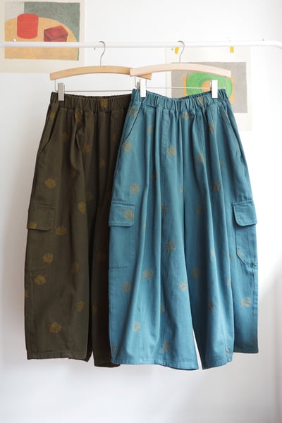 𓏭小樹刺繡大口袋工作繭形褲1