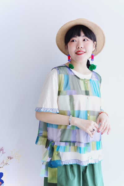 𓏭格紋花邊拼接小花片上衣6